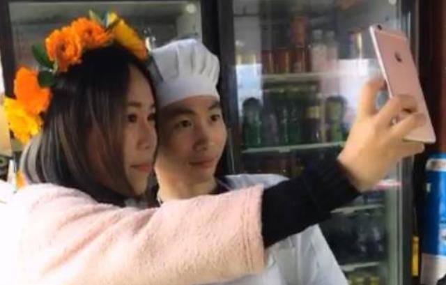 靠妖娆舞姿一夜爆红的拉面哥,炒掉老板娶娇妻,过气后过得咋样?