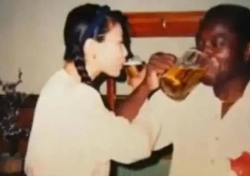 那个远嫁非洲的北大学霸,带着孩子回国卖盒饭,再见老公已是大官