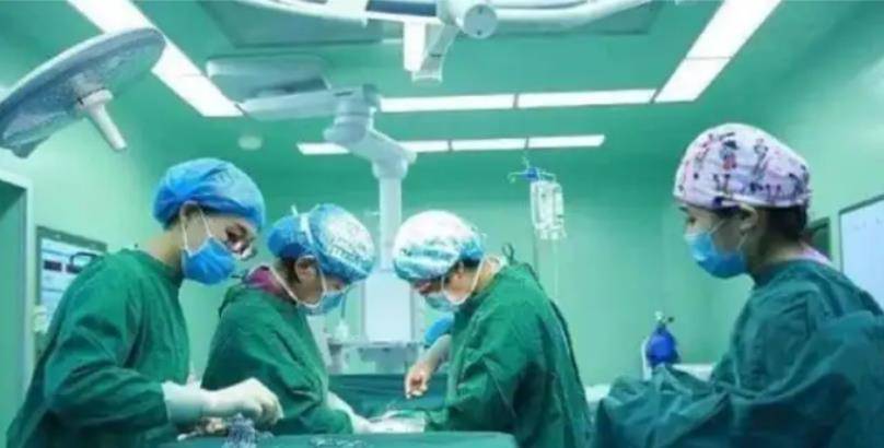 在得知自己的变性手术费用全部由整形医院承担之后,雷晓晨的内心万分