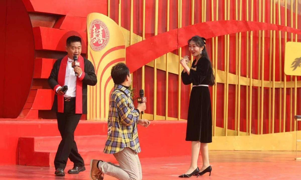主持人肖东坡:一婚娶校花妻子遭离婚,与女商人55天闪婚获幸福