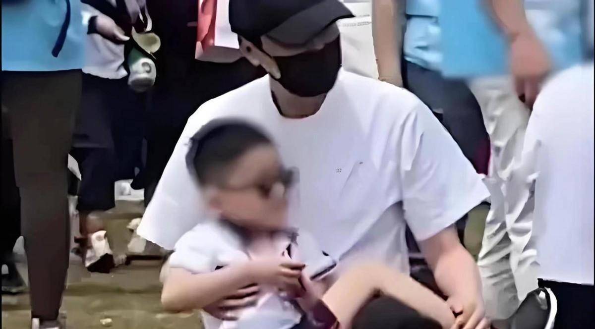 冯绍峰参加亲子运动会,儿子正面照曝光,网友:像妈妈赵丽颖