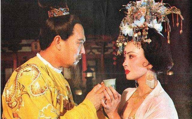 根据《资治通鉴》的记载,一位名叫张小敬的唐军骑兵率先射向杨国忠