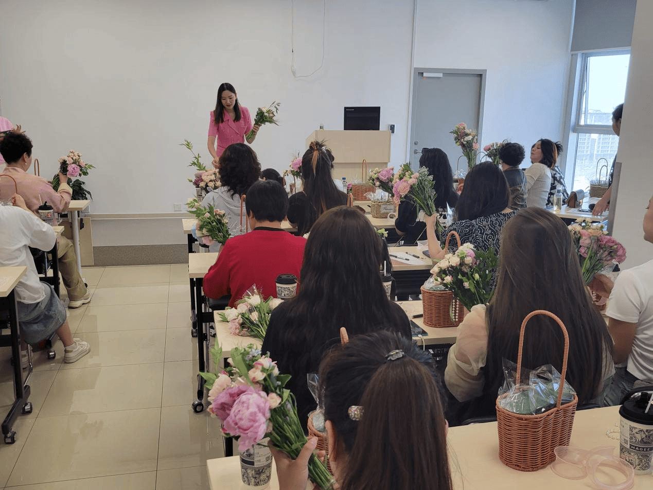平安担保新疆分公司开展"陆小慧"母亲节花艺沙龙活动