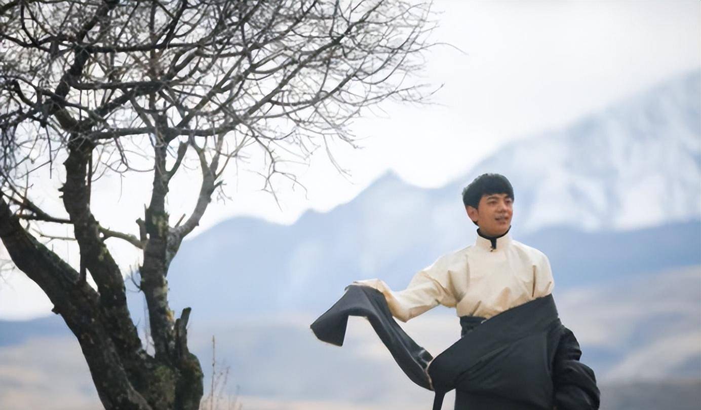 两年前,那个爆红于网络的藏族小伙,现在怎么样了?