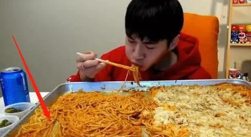 小哥哥挑战30斤面条,一筷子下去露出盆底后,网友表示:都是套路