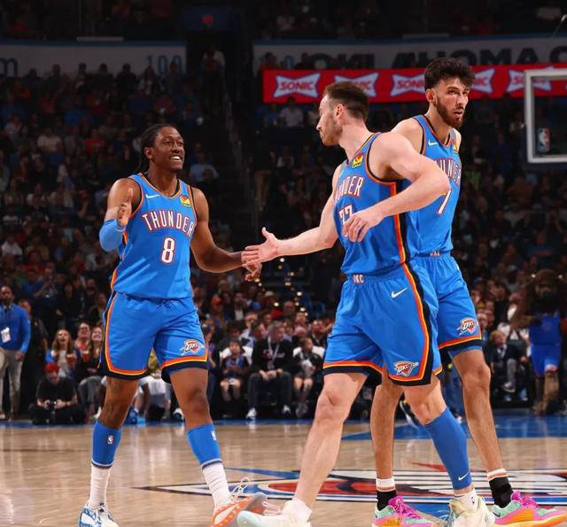 海沃德于本赛季中期从黄蜂队加盟雷霆.