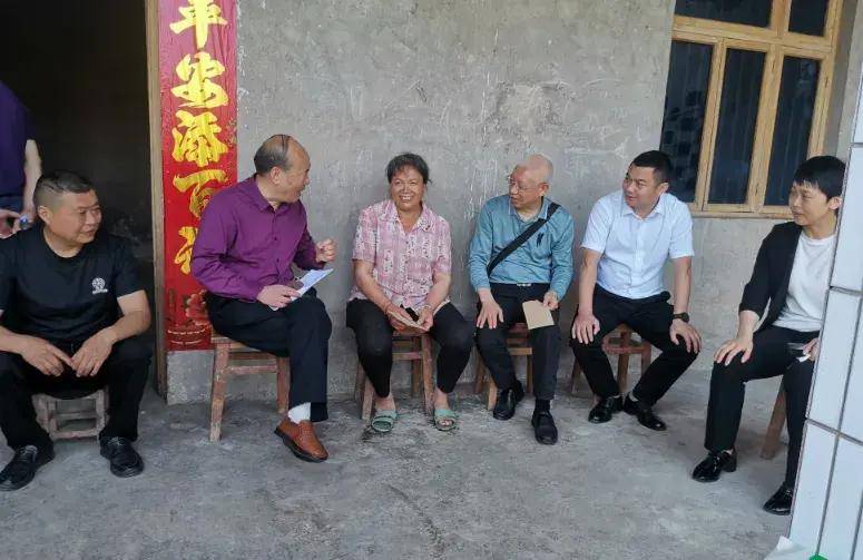 了解家庭状况及学生情况,并为她们送上慰问金资中县人大常委会原副