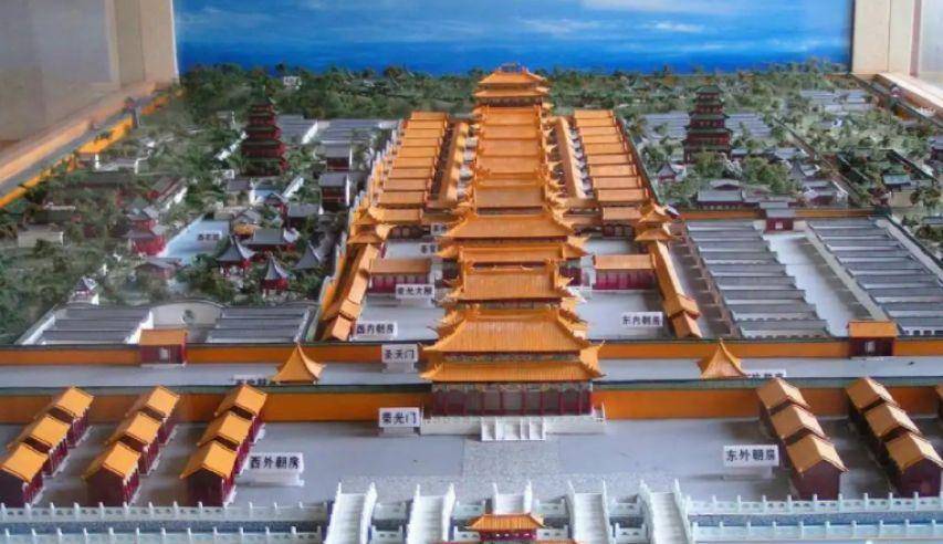 繁华江南的影响,开始大兴土木,动用成千上万的劳动力为自己建设天王府