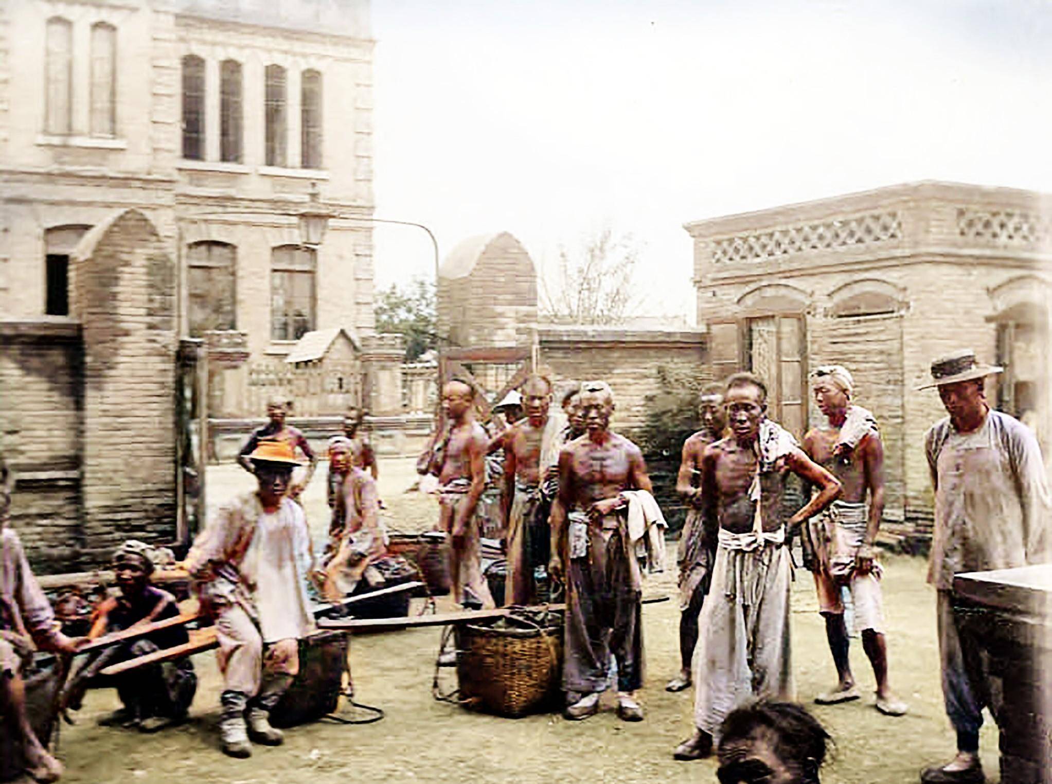 1905年的天津,街头小贩卖油炸蚂蚱,洋女子骑着毛驴看大戏