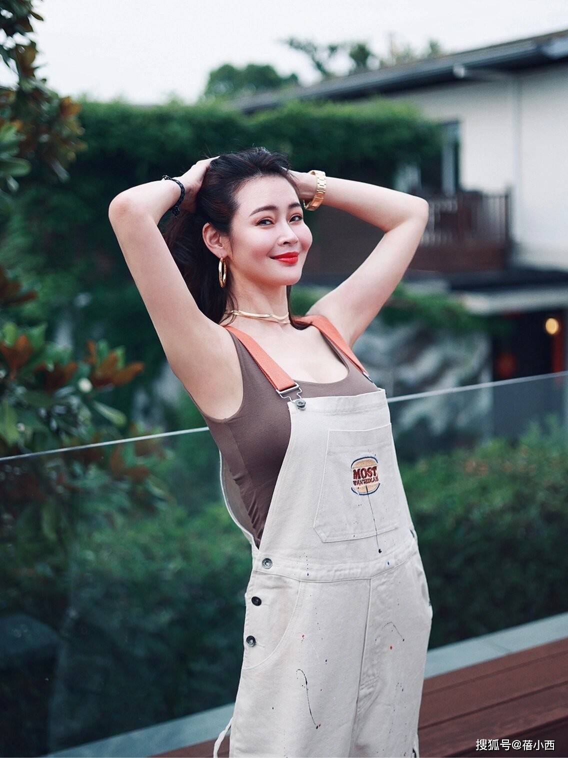 被41岁于明加的腹肌惊艳!穿背心 紧身裤秀出a4腰,性感又迷人