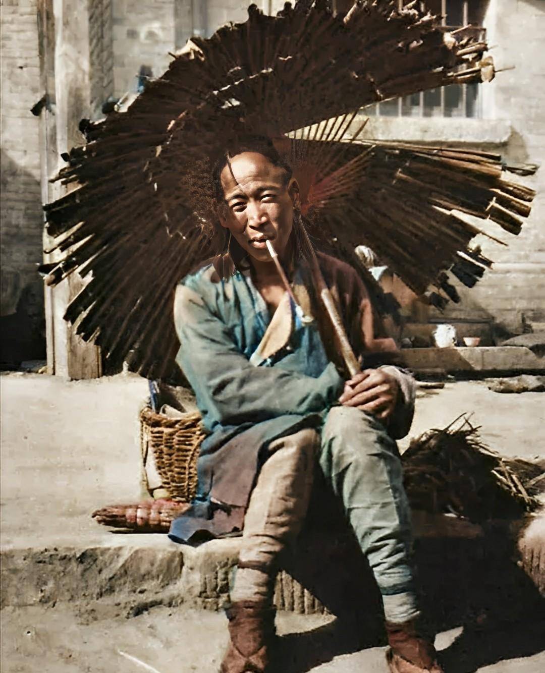 清末上色老照片:老财主连纳七个小妾,男子穿着肚兜一身赘肉