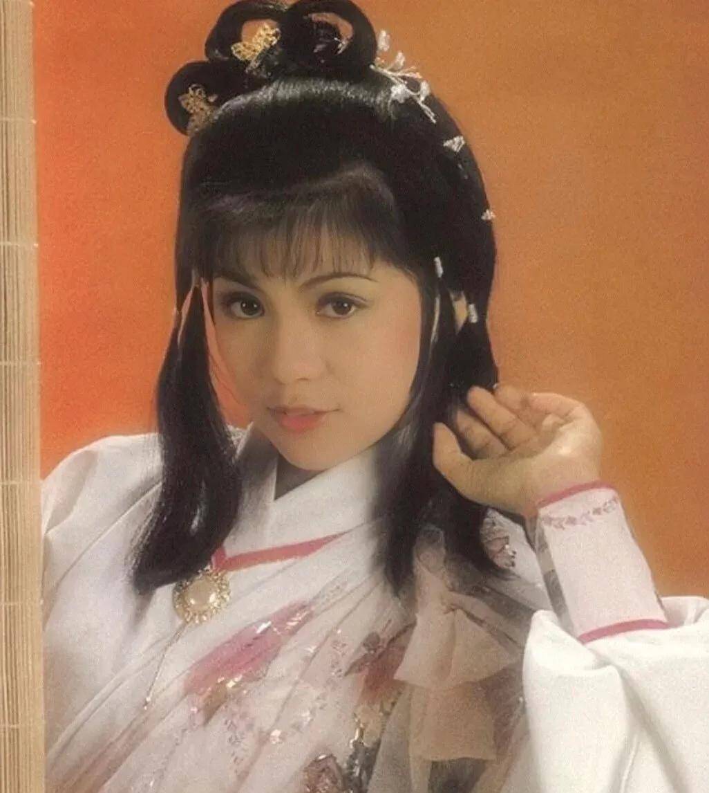 翁美玲只做了一个动作,金庸就决定把黄蓉交给她,这需要多有灵气