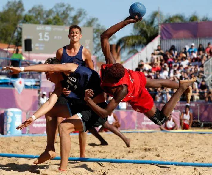 比海滩的风更迷人的,是海滩上的运动魅影——沙滩手球热知识