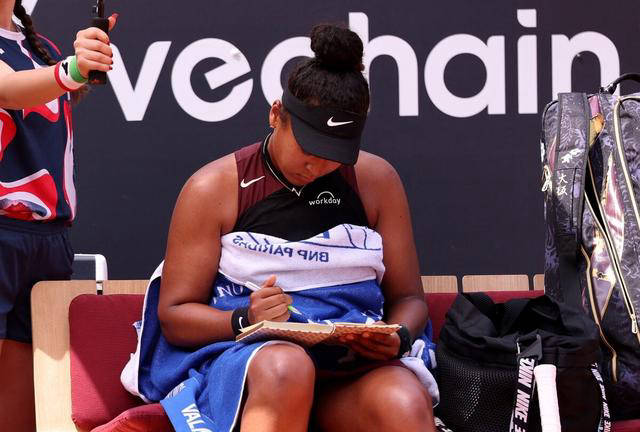 郑钦文大胜大坂直美,晋级罗马8强,痛击费塞特