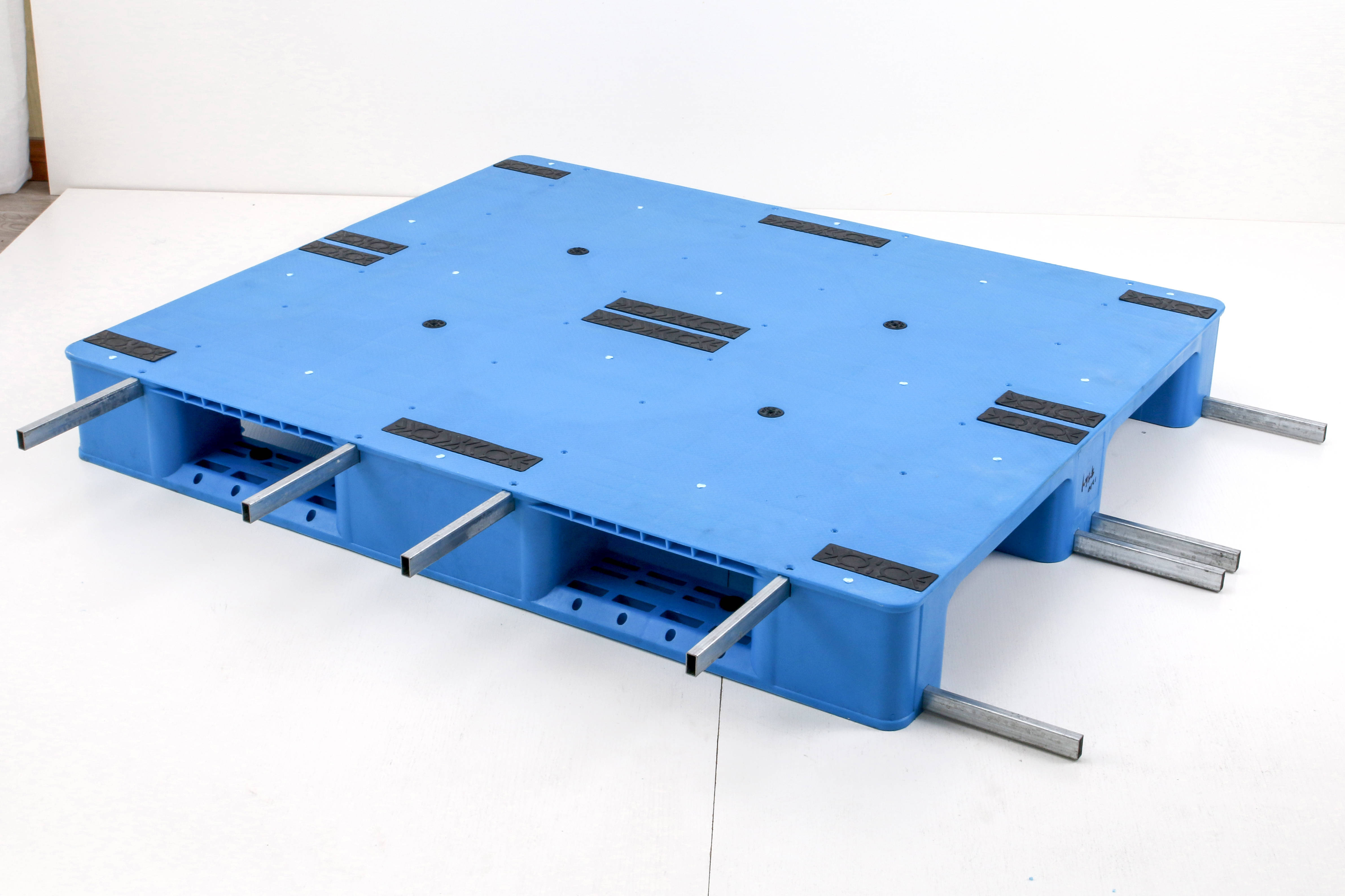 插上钢管的塑料托盘格外强大!