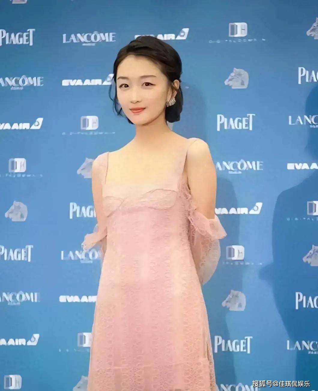 周冬雨真是个谜!最近的脸又变样了!气质也不同了!美到认不出!