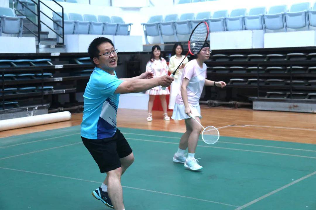 数统学院第三届"数人杯"师生羽毛球赛顺利举行