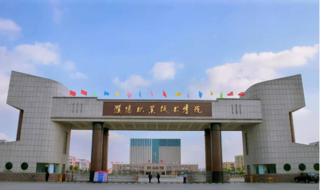 的当天,柳玉春在学校工作人员以及志愿者的帮助之下,走进了大学的校门