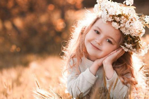 因高颜值被迪拜富豪收养,小女孩5岁便进入豪门,现在过