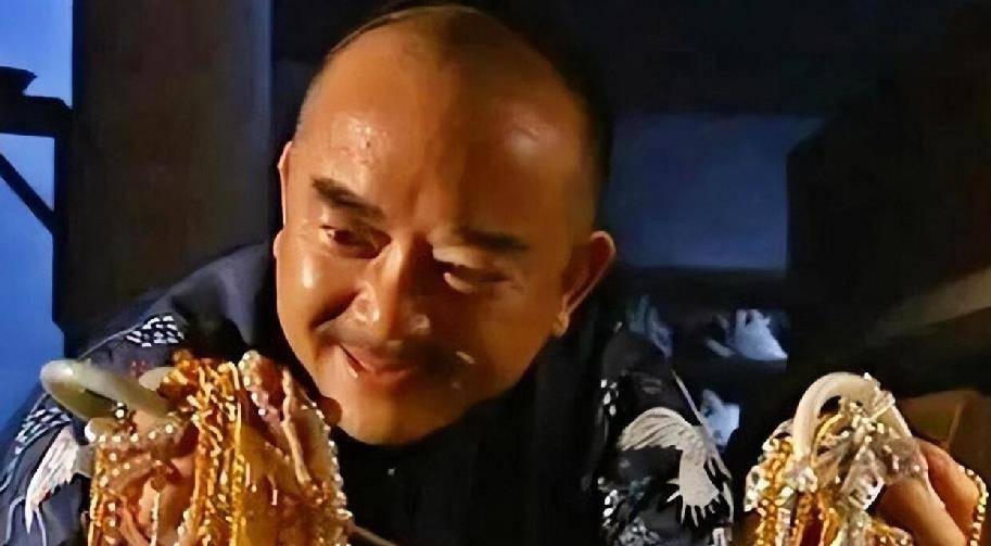 和珅给出上联:三斤四两五花肉,纪晓岚对出下联,和珅立刻变了脸