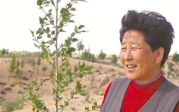治沙女英雄:30多年负债累累,承包11万亩荒沙,种2800万棵树