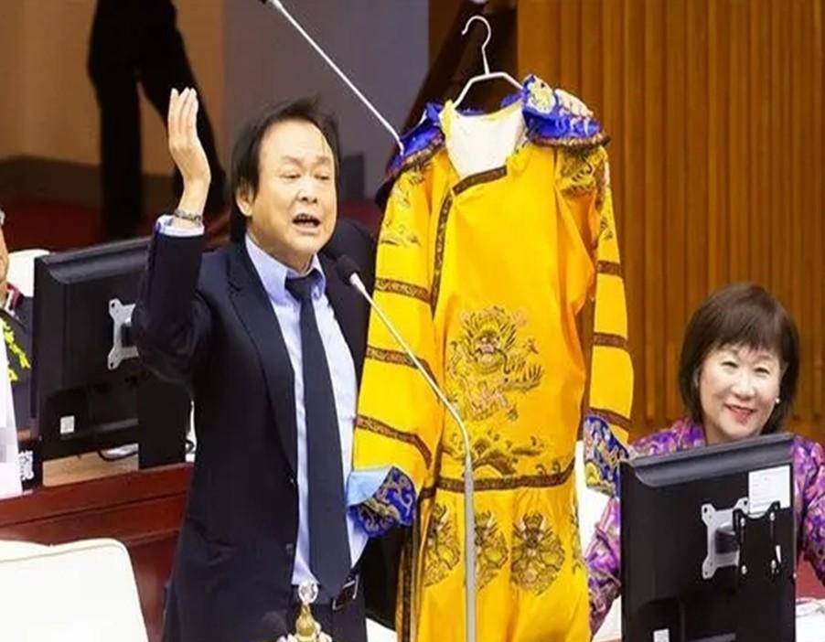 "象神"台风侵袭台湾期间,王世坚开发的楼盘地基受损,原本加固后也可以