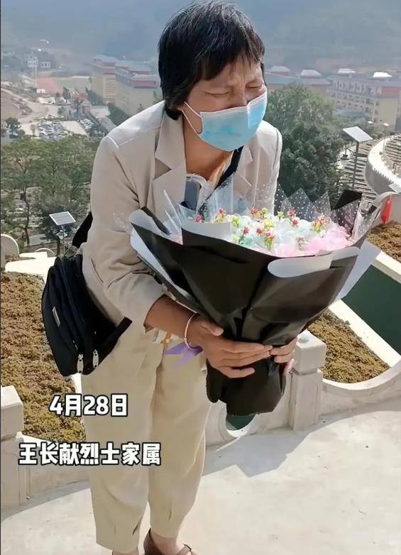 新婚丈夫在老山牺牲,妻子改嫁大伯哥,30年后祭拜爱人失声痛哭