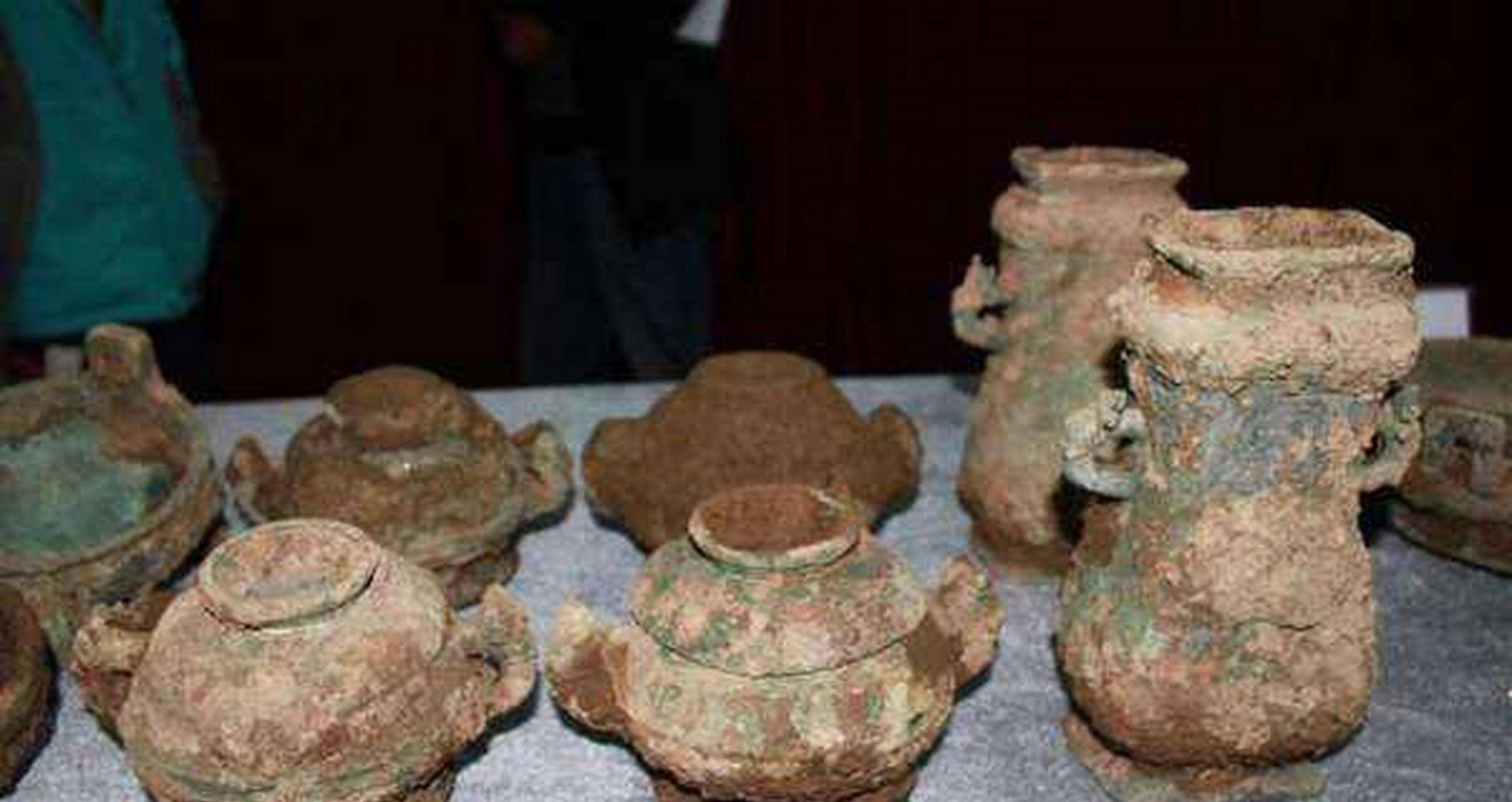 村民半夜看到断崖有狰狞鬼脸,吓得跑回家锁上门,结果却让人意外