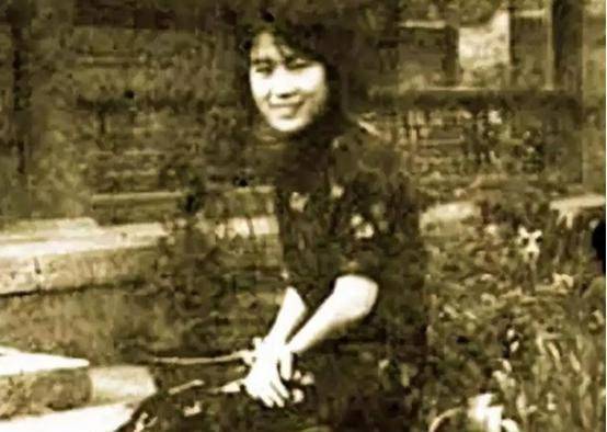 不久,陈瑛考入了上海大学中文系,之后又转到复旦大学,在人文气息格外