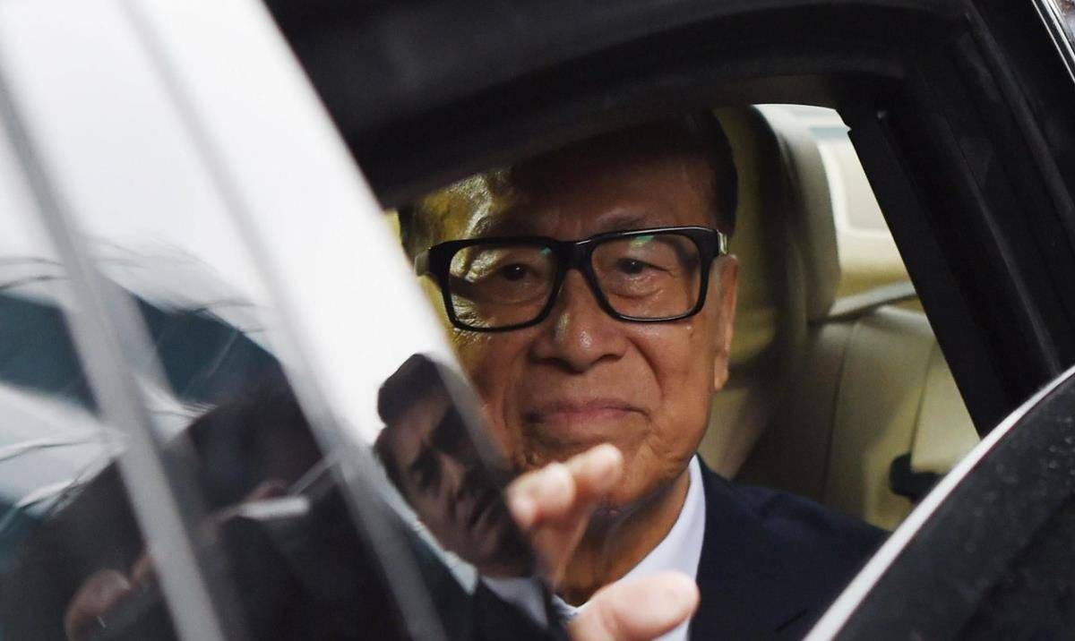 李嘉诚叱咤商界70年,套现2500亿撤离中国投资英国,结果如何