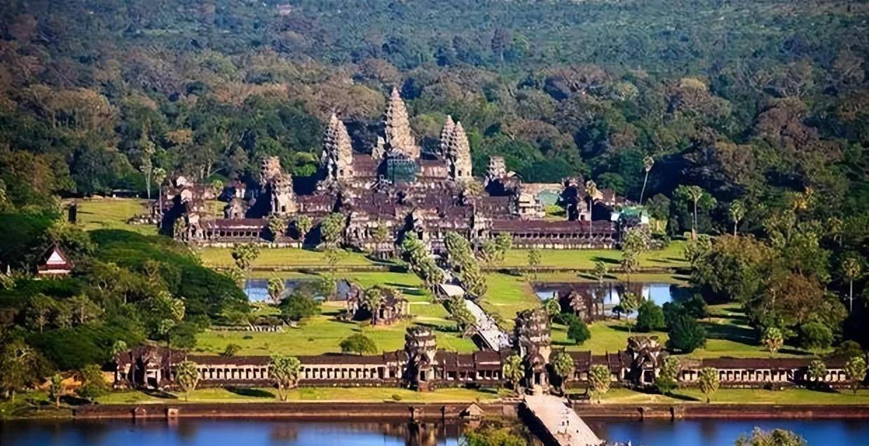   引起 《真蜡与风土人情》介绍了柬埔寨的历史，但很多内容是不可思议的。 