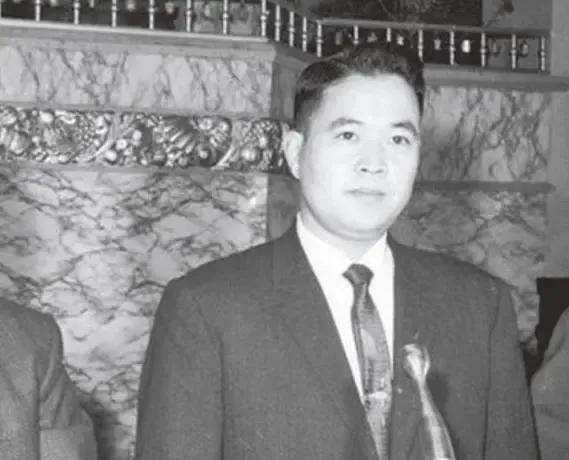 十指不沾阳春水,有求必应的生活让李显斌从小就养成很叛逆的性格,稍有