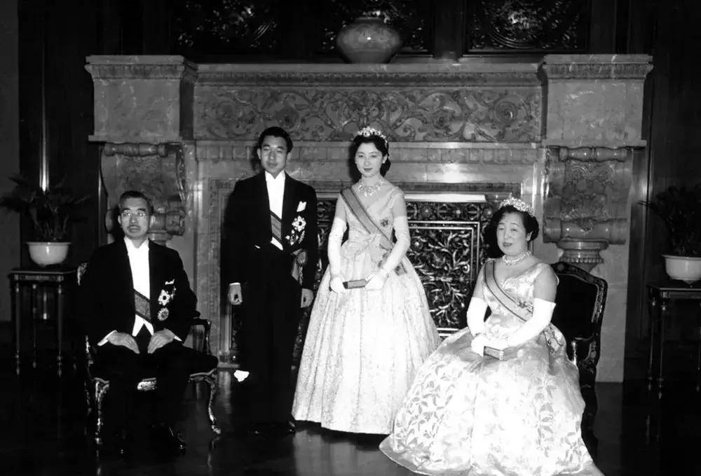也就是上一任天皇明仁与皇后美智子的童话版婚礼