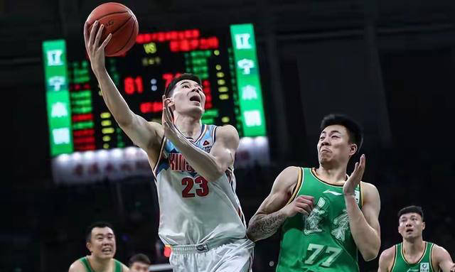 cba球星休赛期与女友度假!面容疲惫,女友身材火辣