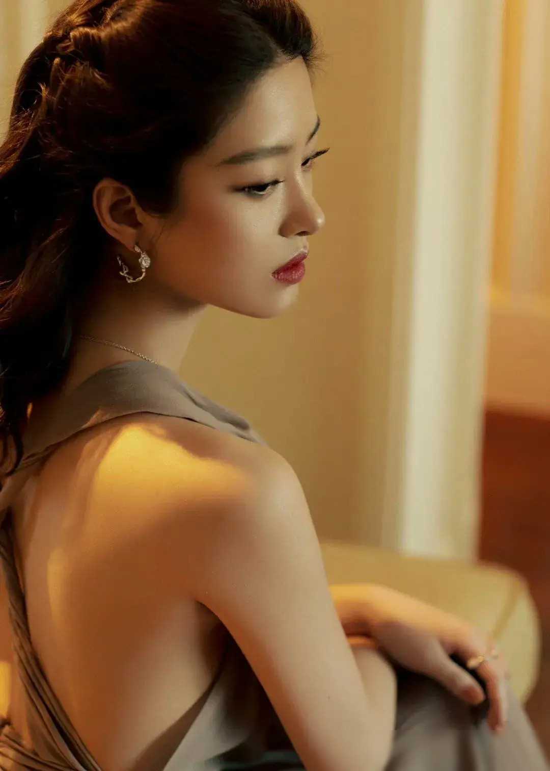 杨采钰:东方之美的现代诠释,性感与优雅的完美融合_音乐_生活_艺术