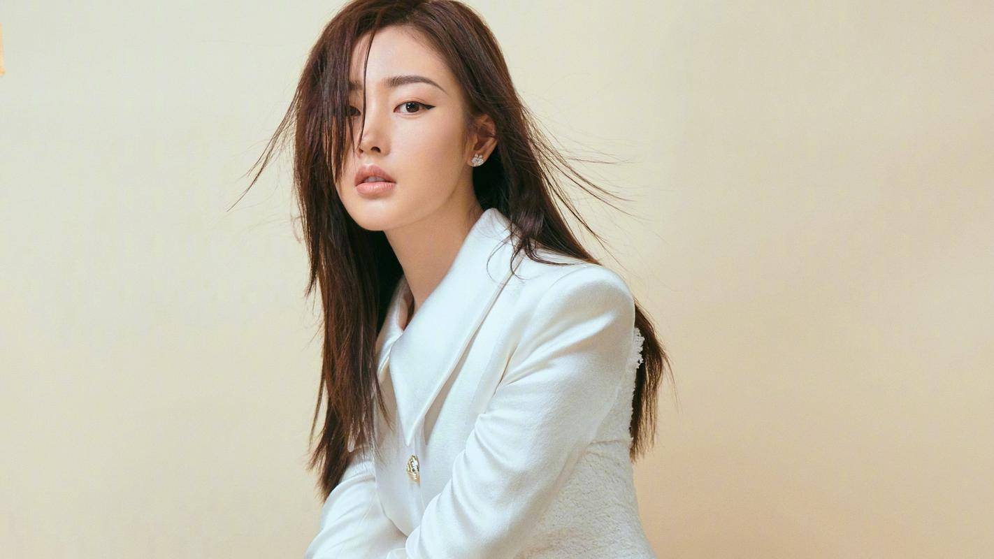 就张天爱的近况而言,她正在积极应对此次行李丢失事件,同时也在为即将