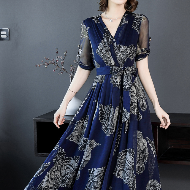 新上的真丝裙,上身显嫩又洋气