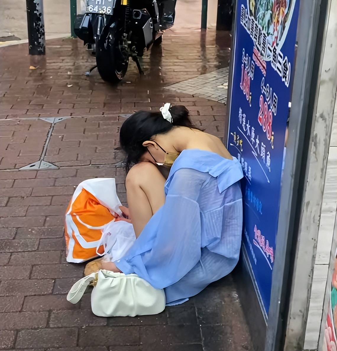 女子在澳门落魄街头,衣衫凌乱被认出:当初嫌老公穷说出去挣大钱