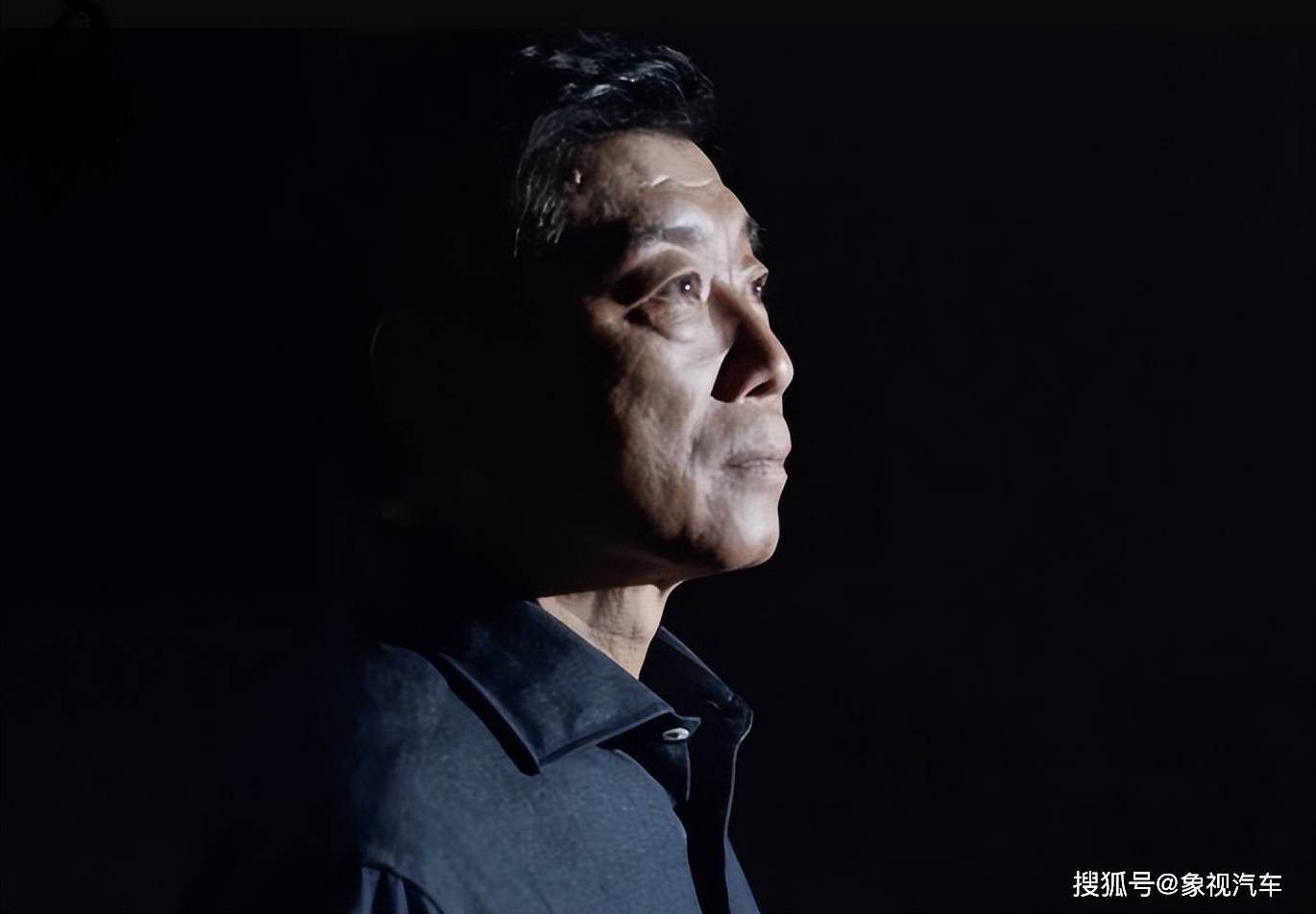 照片拍摄地点是河北保定史庄村,人物是长城汽车董事长魏建军,还有一台