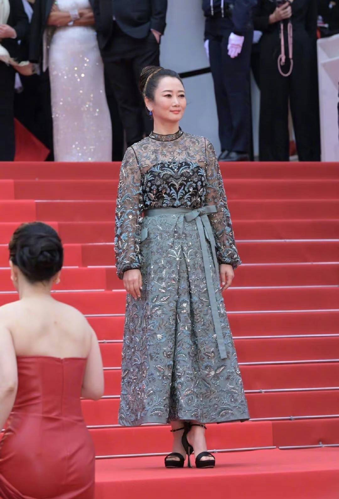 赵涛作为贾樟柯永远的缪斯,气质卓然,一颦一笑温柔婉约,美得很自信,也