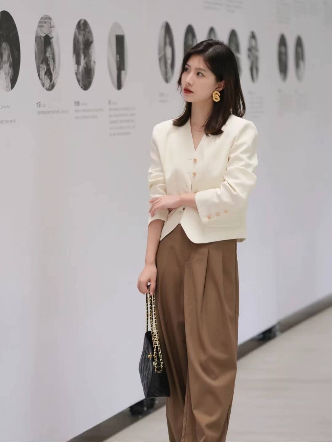 而且荧光色的服装一旦搭配不好的话,也会给人十分俗气的感觉,容易让