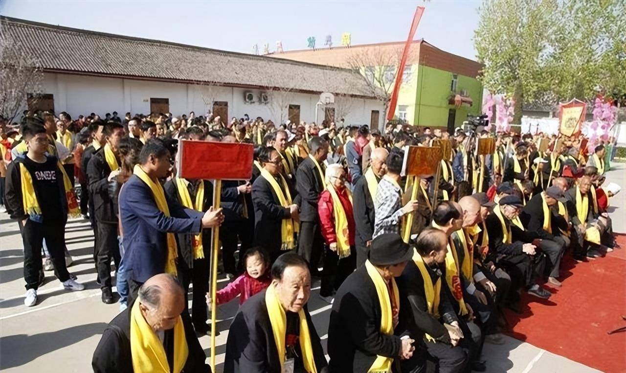 湖北村民祭祖,打扫时发现200年前的古书,揭秘全村姓"李"谜题