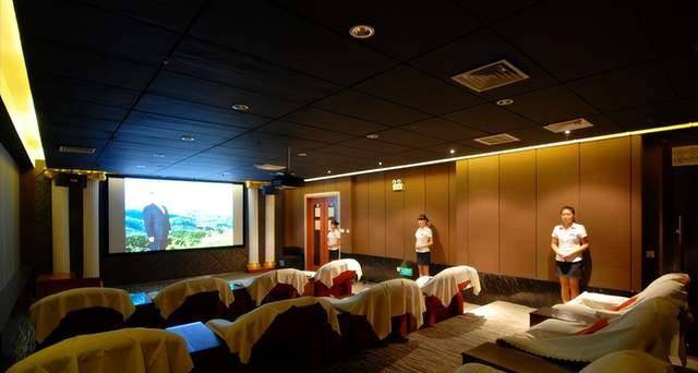 11日上午十点多,讷河市讷河镇下着小雨,镇上"北极星浴池"的领班给讷河