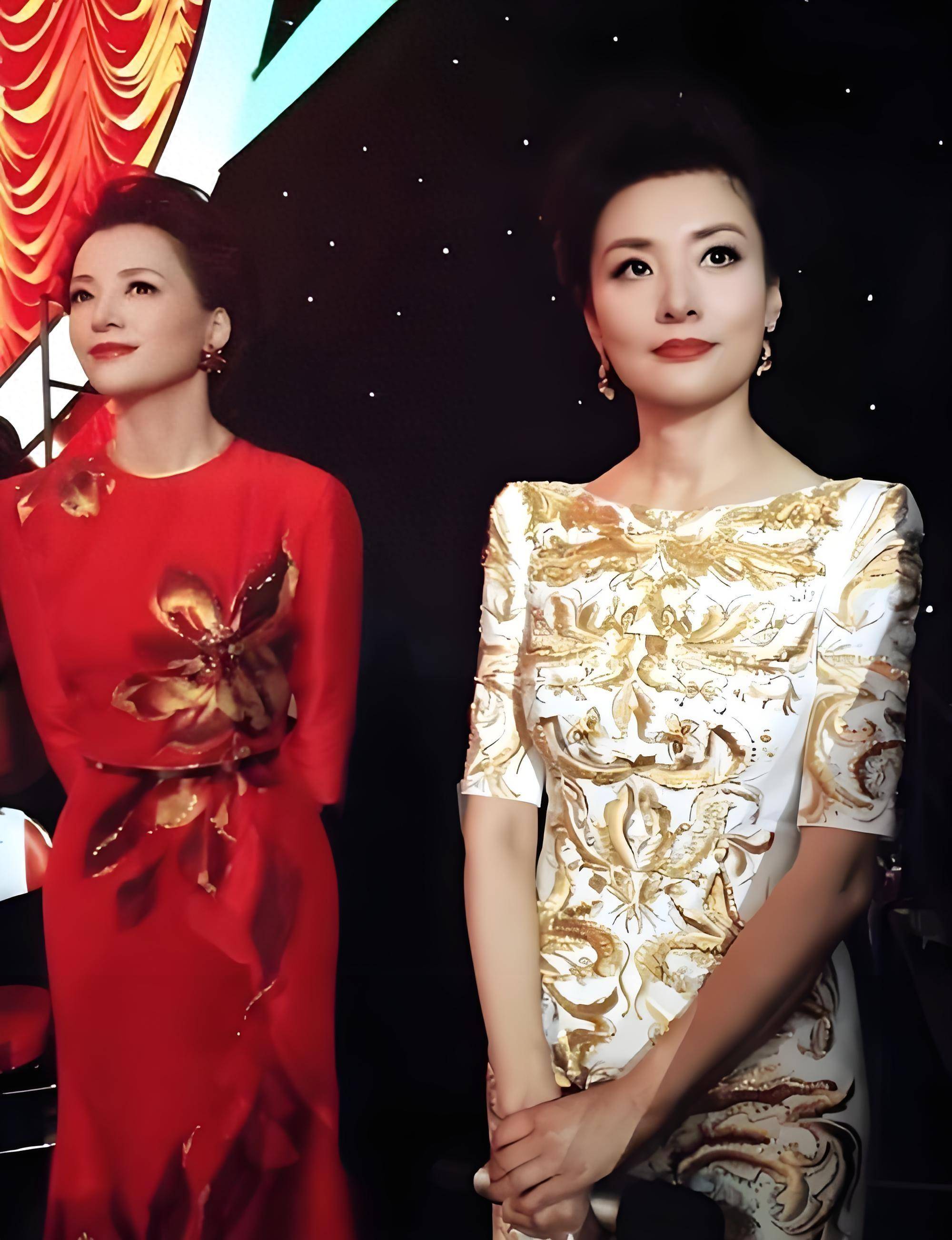 56岁周涛和50岁董卿近照曝光,一个优雅老去,一个剪短发成路人