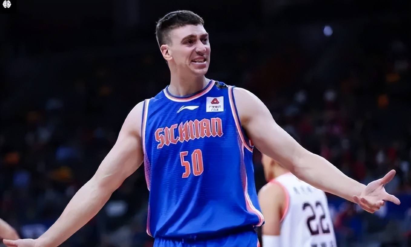 大学时期的汉斯布鲁是一位实力不俗的球员,他连续四年入选全美最佳