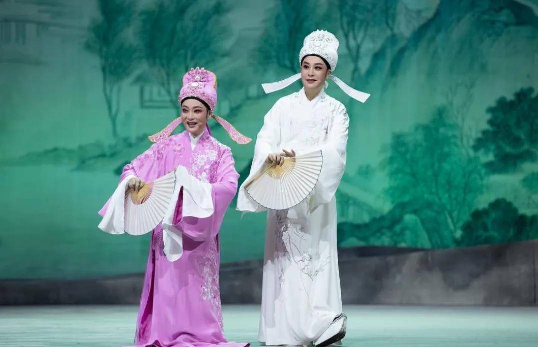 极具江南特色,具有灵修之美,擅长抒情颂唱,声音优美动听,演员情真意切