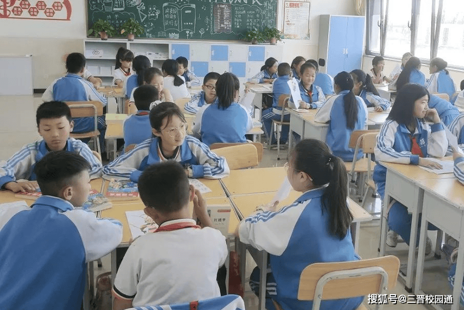 六年级特举办"我最喜爱的一本书"演讲比赛,同学们尽情地沉浸在文学的