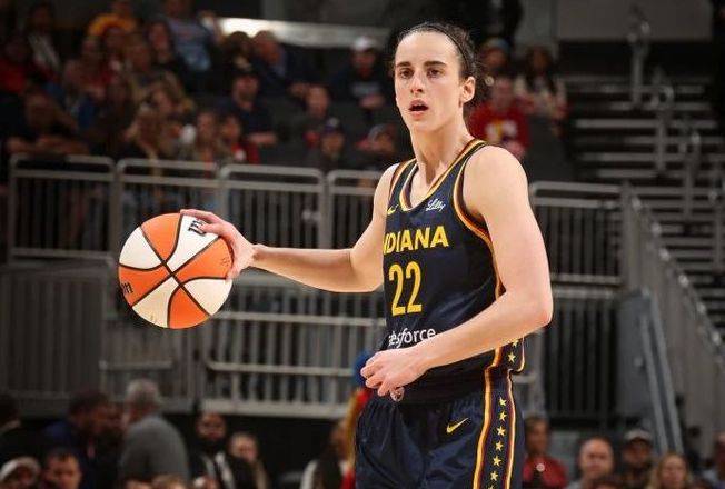 wnba:状元克拉克9 7 6 5犯毕业 女库里之争完败难阻狂输36分