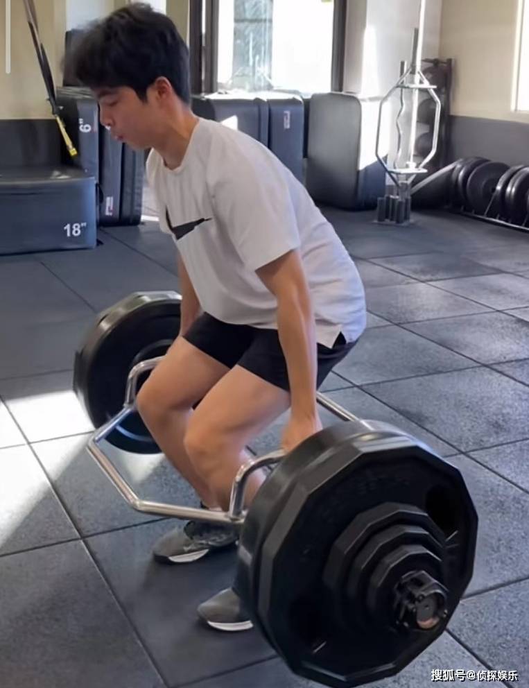 王中磊18岁儿子晒近照,威廉长相复刻爸爸,健身房举铁满身肌肉