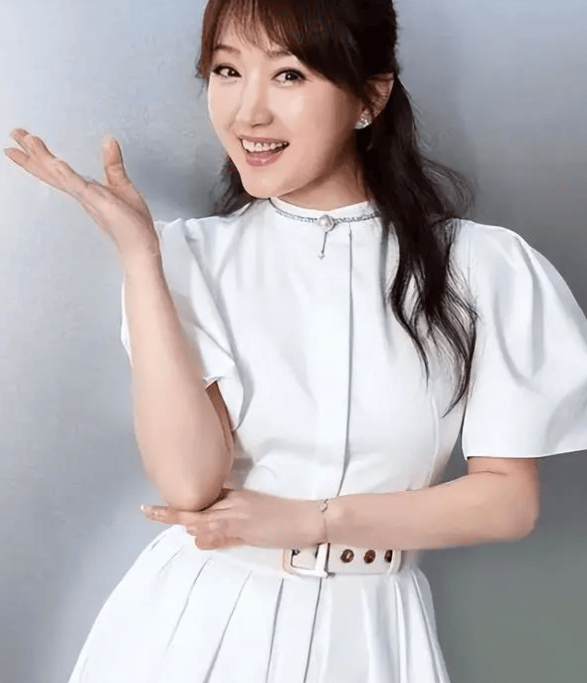 杨钰莹终究是老了,在美颜下看似年轻,但身材却瞒不过大家的眼睛